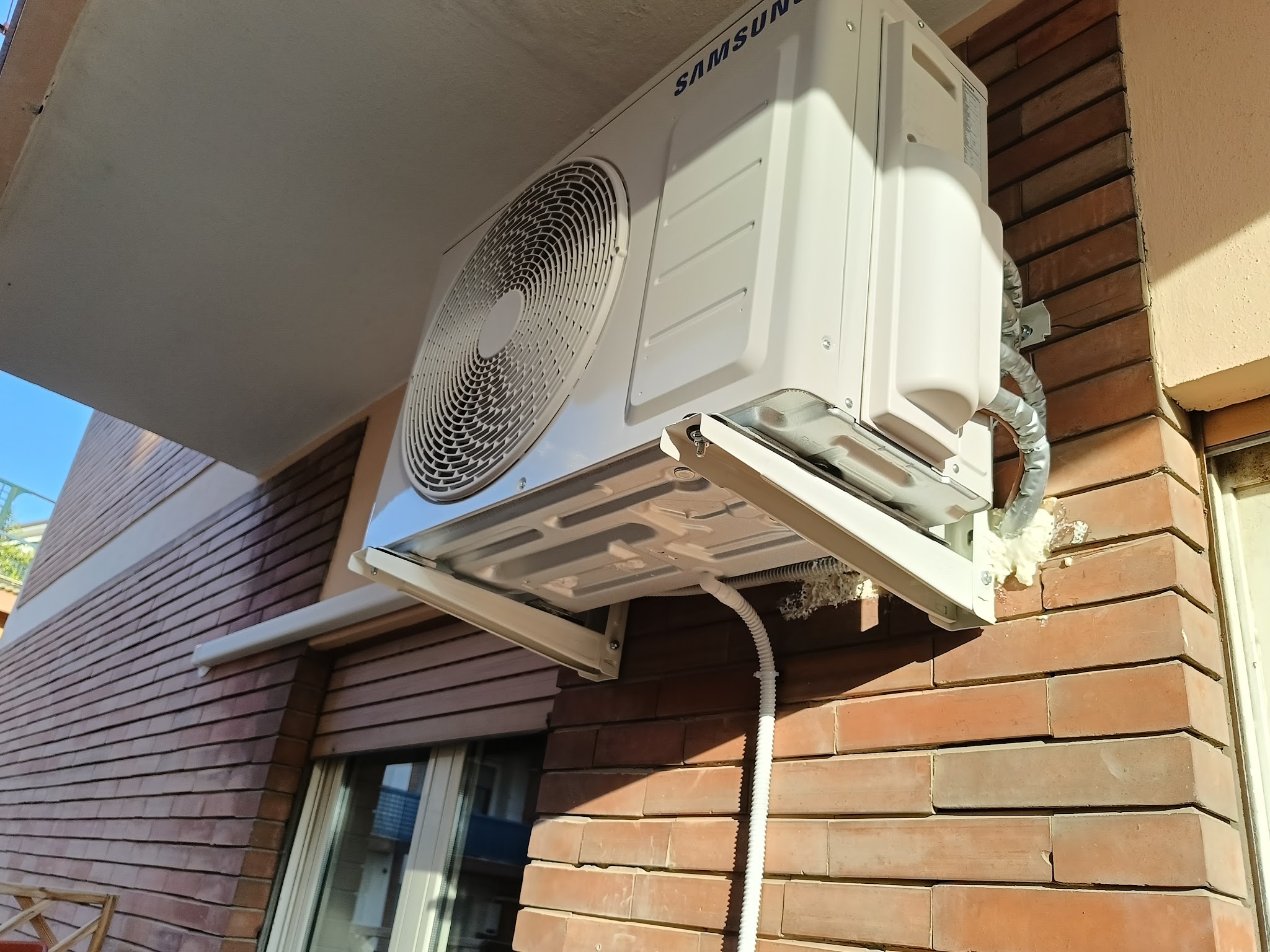 Unità esterna installata su una facciata in mattoni.