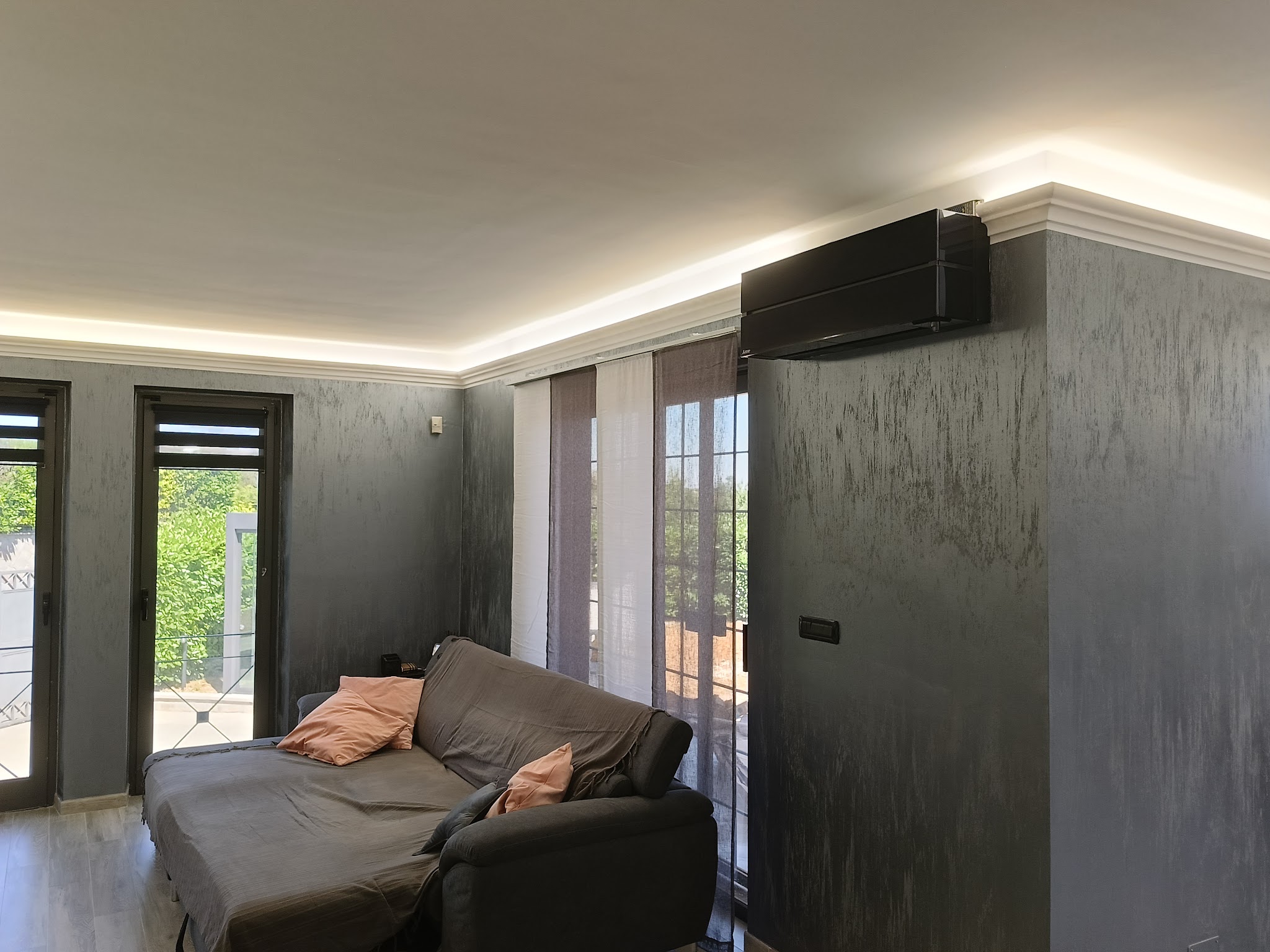 Climatizzatore nero installato in un soggiorno luminoso da Termogas
