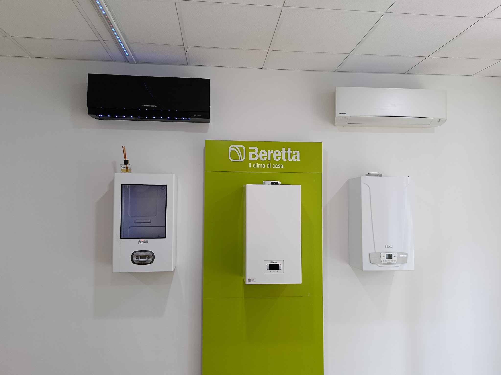 Esposizione di caldaie e climatizzatori fotografata da Termogas